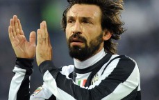 江苏体彩网：埃基蒂克赛场大胆整蛊推搡范迪克，范迪克轻拍拥抱展露体育精神